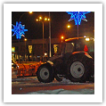 Ciągnik z pługiem śnieżnym Traktor Valtra N101